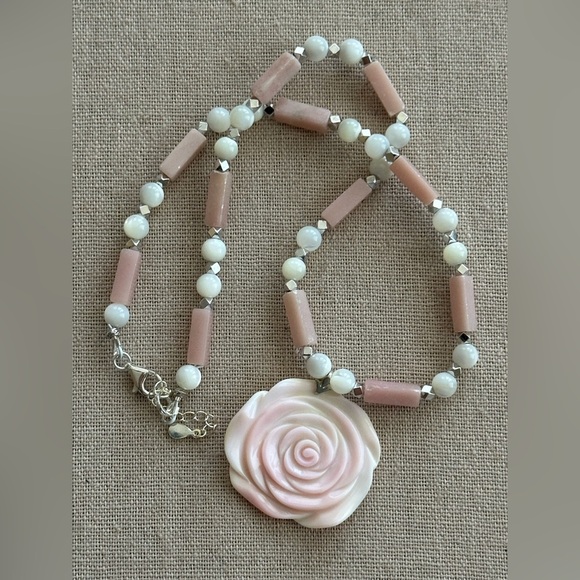 18 inch Mother of Pearl Choker and Pink Conch Shell bead necklace NWOT - Picture 2 of 13